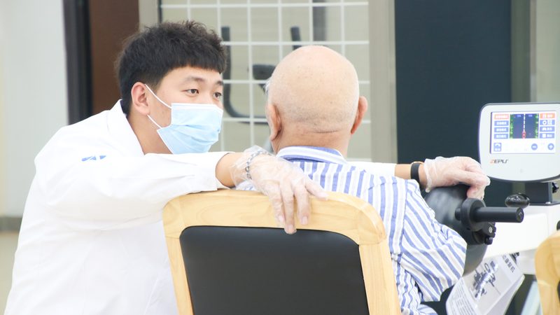 半失能老人居家养老服务：价格背后的考量因素